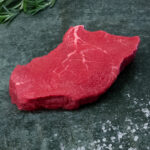 Argentinisches Hüftsteak Black Angus, fachgerecht pariert auf einer Schieferplatte präsentiert für Gezer Gastro-Kunden.