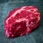 Roher Rindernacken (Chuck Roll) aus Australien auf schwarzer Schieferplatte für Gezer Gastronomie-Kunden.