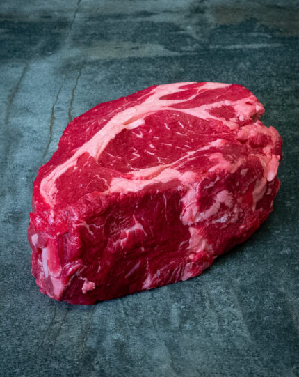 Roher Rindernacken (Chuck Roll) aus Australien auf schwarzer Schieferplatte für Gezer Gastronomie-Kunden.