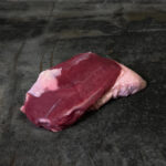 Rohe Barbarie Entenbrust (weiblich) auf einer schwarzen Schieferplatte für Gezer Gastronomie-Kunden.