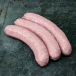 Fläming-Griller gepökelte Bratwurst, ansprechend auf einer Schieferplatte präsentiert für Gezer Gastro-Kunden.