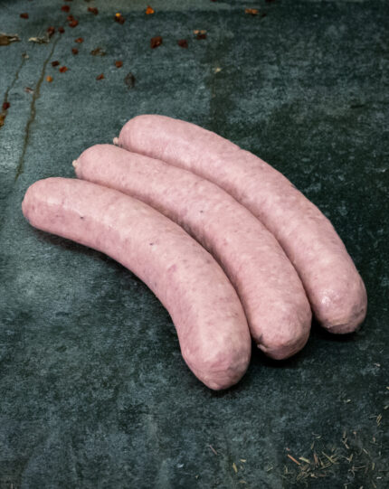 Fläming-Griller gepökelte Bratwurst, ansprechend auf einer Schieferplatte präsentiert für Gezer Gastro-Kunden.