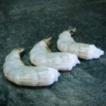 Rohe Black Tiger Garnelen (Größe 8/12) auf einer schwarzen Schieferplatte für Gezer Gastro-Kunden.