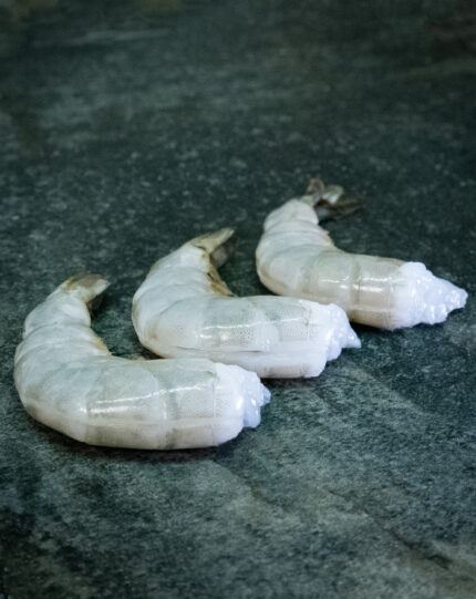 Rohe Black Tiger Garnelen (Größe 8/12) auf einer schwarzen Schieferplatte für Gezer Gastro-Kunden.