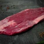 Marmoriertes US Flanksteak für Gezer Gastronomie-Kunden, präsentiert auf einer Schieferplatte.