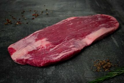 Marmoriertes US Flanksteak für Gezer Gastronomie-Kunden, präsentiert auf einer Schieferplatte.