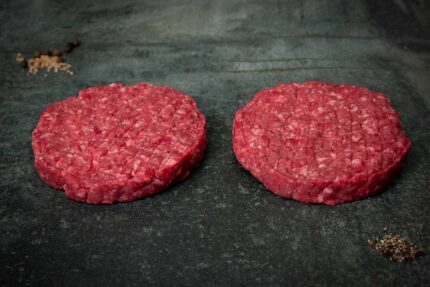 Rohe Creekstone Farms Burger Patties auf einer schwarzen Schieferplatte für Gezer Gastronomie-Kunden.