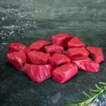 Premium Black Angus Rindergulasch von Creekstone Farms, ansprechend auf einer Schieferplatte präsentiert für Gezer Kunden.