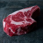 Marmoriertes Prime Rib USA Black Angus für Gezer Gastronomie-Kunden, präsentiert auf Schieferplatte.