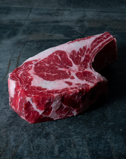 Marmoriertes Prime Rib USA Black Angus für Gezer Gastronomie-Kunden, präsentiert auf Schieferplatte.