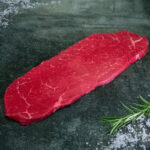 Handgeschnittene Black Angus Rouladen aus den USA, ansprechend auf einer Schieferplatte präsentiert für Gezer Gastro-Kunden.