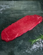 Handgeschnittene Black Angus Rouladen aus den USA, ansprechend auf einer Schieferplatte präsentiert für Gezer Gastro-Kunden.