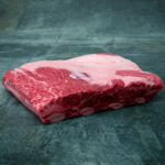 Fleischige Beef Short Ribs USA für Gezer Gastronomie-Kunden, präsentiert auf Schieferplatte.