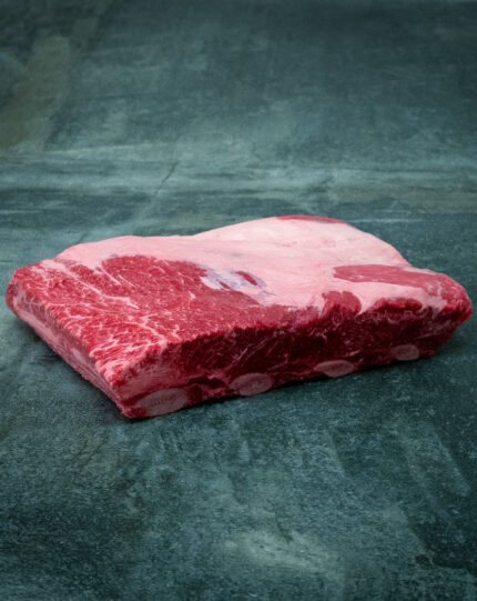 Fleischige Beef Short Ribs USA für Gezer Gastronomie-Kunden, präsentiert auf Schieferplatte.