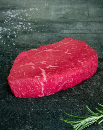 US Black Angus Hüftsteak, hochwertig präsentiert auf einer Schieferplatte für Gezer Kunden.
