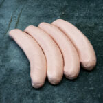 Rohe Currywurst mit Darm von Lehmanns auf einer schwarzen Schieferplatte für Gezer Gastro-Kunden.