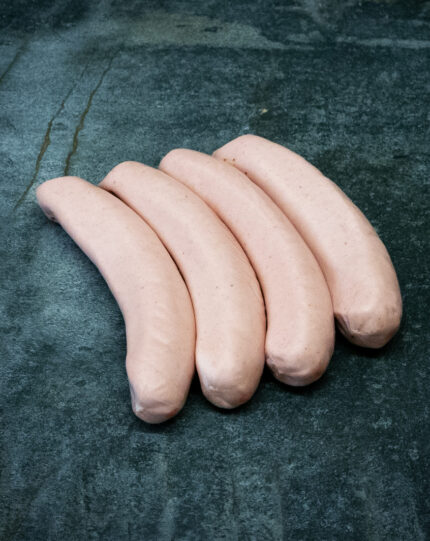 Rohe Currywurst mit Darm von Lehmanns auf einer schwarzen Schieferplatte für Gezer Gastro-Kunden.