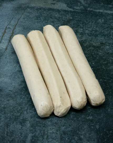 Original Berliner Currywurst ohne Darm, ansprechend auf einer Schieferplatte präsentiert für Gezer Kunden.