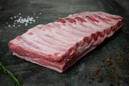 Frische St. Louis Ribs vom regionalen Duroc auf Schieferplatte präsentiert von Gezer.