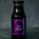 Eckart Steak-Sauce No.1 (250ml), präsentiert auf einer Schieferplatte für Gezer Gastronomie-Kunden.