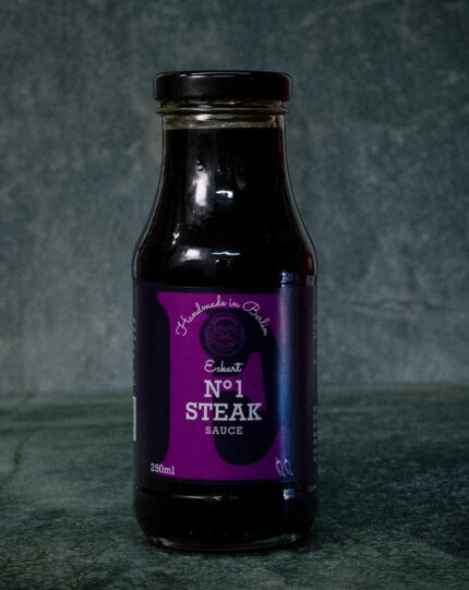 Eckart Steak-Sauce No.1 (250ml), präsentiert auf einer Schieferplatte für Gezer Gastronomie-Kunden.