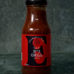 Eckart Grill-Sauce No. 3 (250ml), hochwertig präsentiert auf einer Schieferplatte für Gastronomie-Kunden.