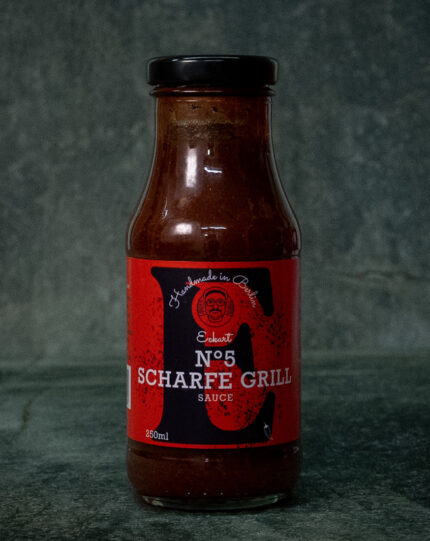 Eckart Scharfe Grillsauce No. 5 (250ml), pikant präsentiert auf einer Schieferplatte für Gezer Gastro-Kunden.