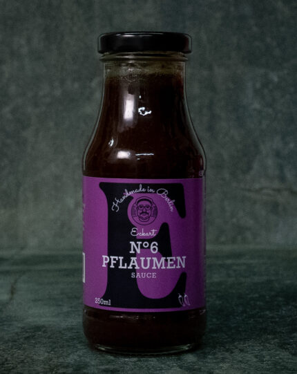 Eckart Pflaumensauce No. 6 (250ml), präsentiert auf einer edlen Schieferplatte für Gezer Gastro-Kunden.