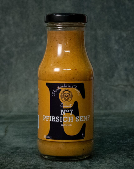 Eckart Pfirsich-Senf-Sauce No. 7 (250ml), fruchtig präsentiert auf einer Schieferplatte für Gezer Gastro-Kunden.
