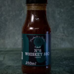 Eckart Whiskey-BBQ-Sauce No. 8 (250ml), stilvoll auf einer Schieferplatte präsentiert für Gezer Gastro-Kunden.