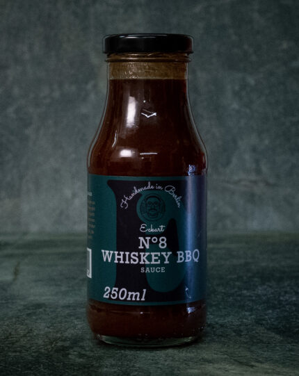 Eckart Whiskey-BBQ-Sauce No. 8 (250ml), stilvoll auf einer Schieferplatte präsentiert für Gezer Gastro-Kunden.