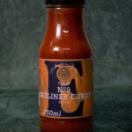 Eckart Berliner Currysauce No. 9 (250ml) auf einer Schieferplatte präsentiert für Gezer Gastro-Kunden.