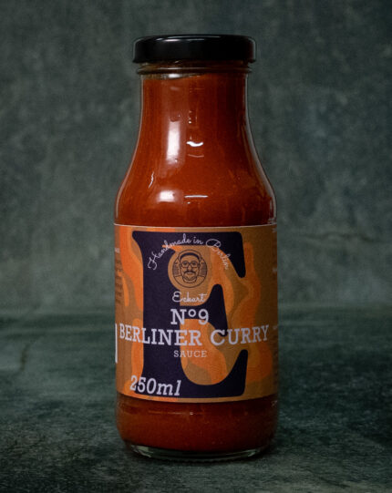 Eckart Berliner Currysauce No. 9 (250ml) auf einer Schieferplatte präsentiert für Gezer Gastro-Kunden.