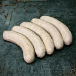 Rustikale grobe Bratwurst (Fläming-Griller), ansprechend auf einer Schieferplatte präsentiert für Gezer Gastro-Kunden.