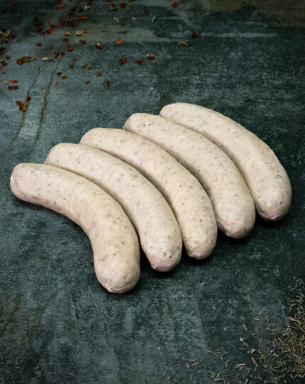 Rustikale grobe Bratwurst (Fläming-Griller), ansprechend auf einer Schieferplatte präsentiert für Gezer Gastro-Kunden.