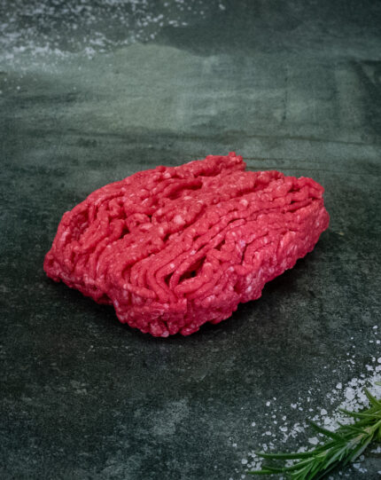 Frisches Hackfleisch Färse Pommern auf schwarzer Schieferplatte für Gastronomie-Profis bei Gezer.