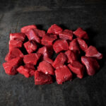 Hirschgulasch aus Pommern, fachgerecht pariert auf einer Schieferplatte für Gezer Kunden.