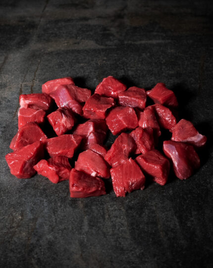 Hirschgulasch aus Pommern, fachgerecht pariert auf einer Schieferplatte für Gezer Kunden.