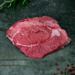 Zarte regionale Kalbsbäckchen auf einer schwarzen Schieferplatte für Gezer Gastronomie-Kunden.