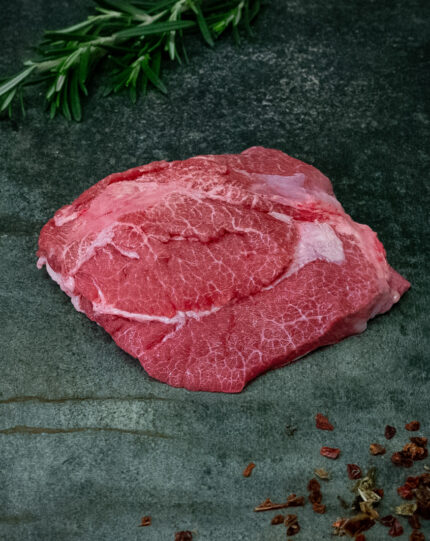 Zarte regionale Kalbsbäckchen auf einer schwarzen Schieferplatte für Gezer Gastronomie-Kunden.