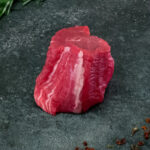 Rohes regionales Kalbsfilet auf einer schwarzen Schieferplatte für Gezer Gastronomie-Kunden.