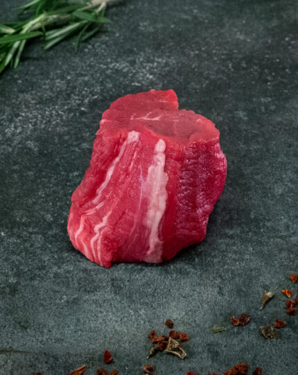 Rohes regionales Kalbsfilet auf einer schwarzen Schieferplatte für Gezer Gastronomie-Kunden.