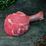 Rohes regionales Kalbskarree auf einer schwarzen Schieferplatte für Gezer Gastronomie-Kunden.