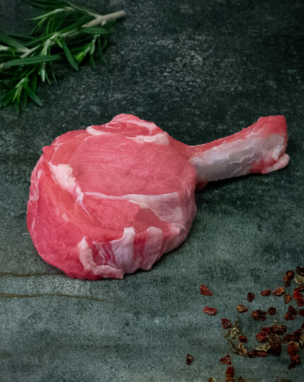 Rohes regionales Kalbskarree auf einer schwarzen Schieferplatte für Gezer Gastronomie-Kunden.