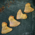 Rohe Kikok Chicken Wings (Hähnchenflügel) auf einer schwarzen Schieferplatte für Gezer Gastronomie-Kunden.