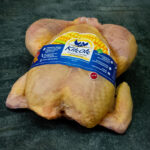 Rohes Original Kikok Maishähnchen auf einer schwarzen Schieferplatte für Gastronomie-Kunden von Gezer.