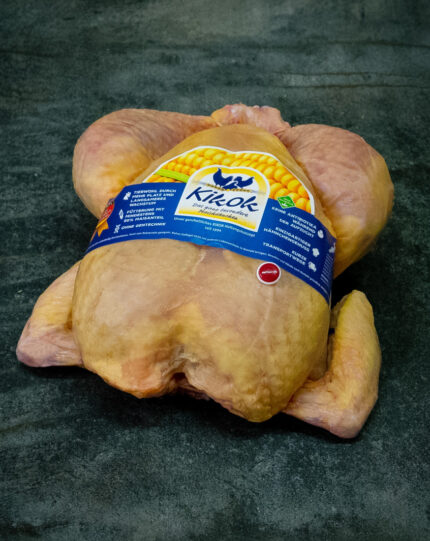 Rohes Original Kikok Maishähnchen auf einer schwarzen Schieferplatte für Gastronomie-Kunden von Gezer.