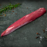 Rohes Lammfilet aus Neuseeland auf einer schwarzen Schieferplatte für Gezer Gastronomie-Kunden.