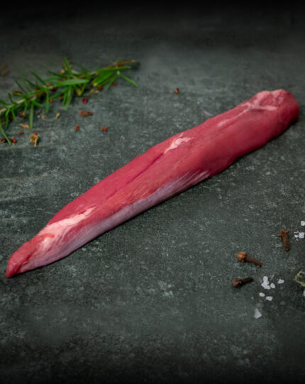 Rohes Lammfilet aus Neuseeland auf einer schwarzen Schieferplatte für Gezer Gastronomie-Kunden.