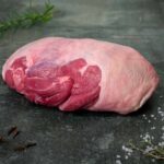 Rohe Lammkeule ohne Knochen aus Neuseeland auf schwarzer Schieferplatte für Gezer-Kunden.